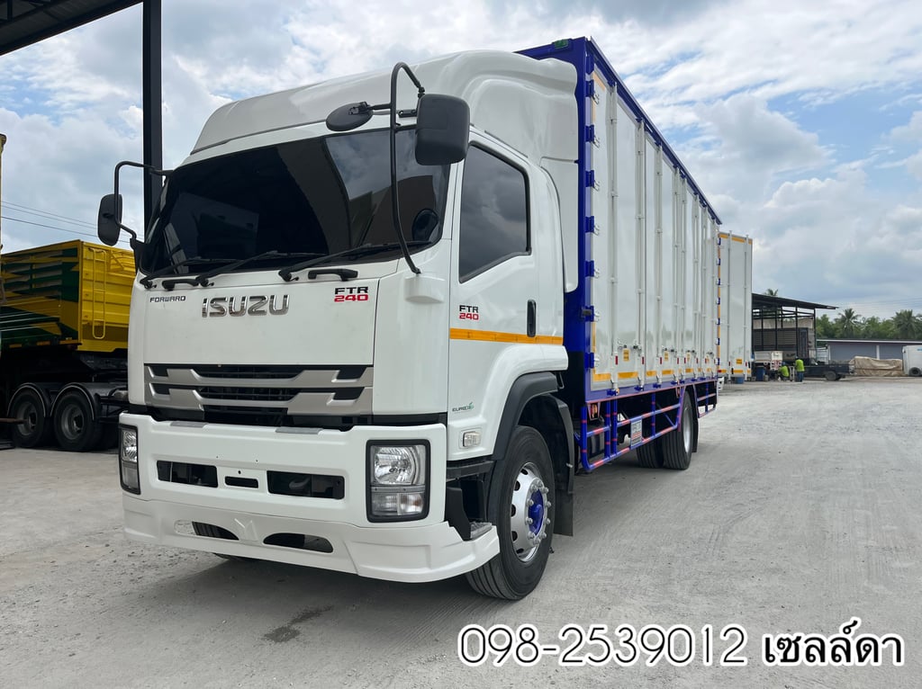 หกล้อตู้สิบบาน  ISUZU  FTR 240 แรง  ปี 2566 (3438)