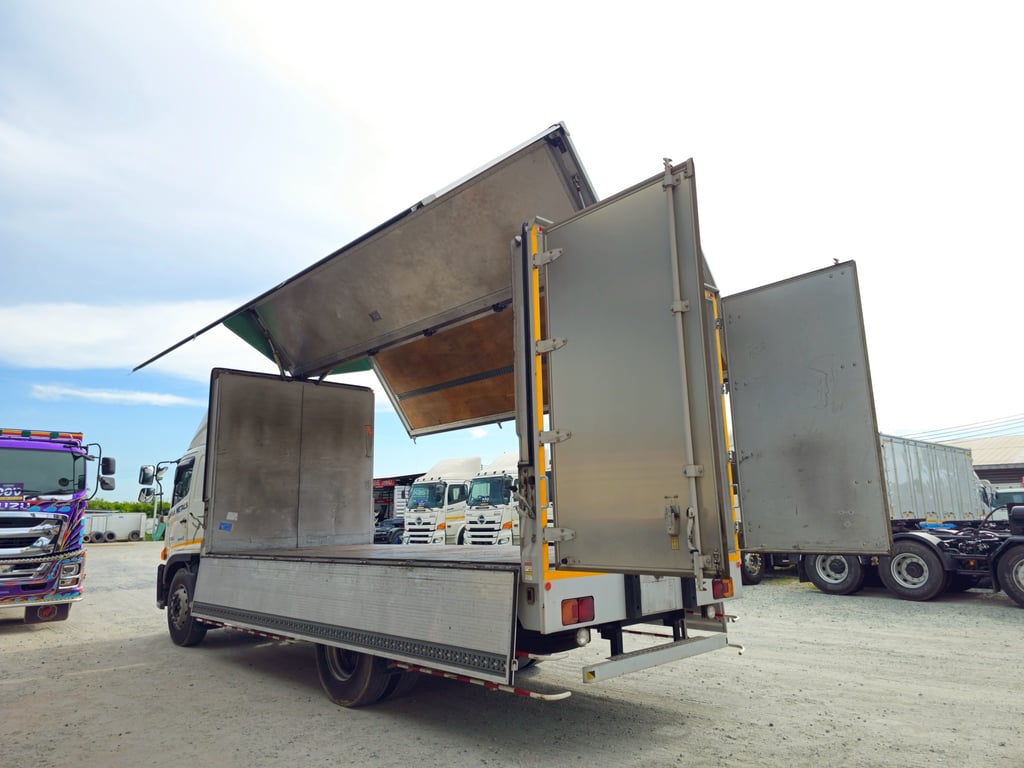 หกล้อตู้สองบาน HINO FG8J (3995) หกล้อตู้สองบาน HINO FG8J (3995)