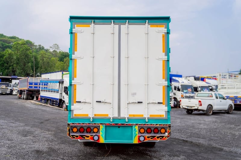 หกล้อตู้แห้ง ยาว 5.83เมตร