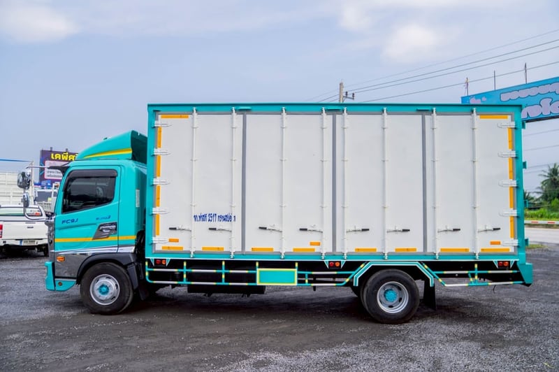 หกล้อตู้แห้ง ยาว 5.83เมตร