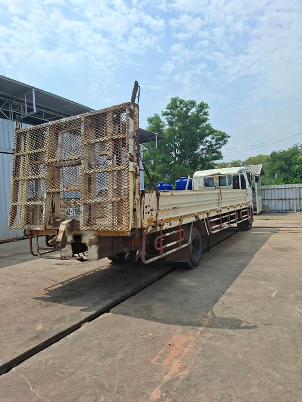 รถบรรทุก 6 ล้อช่วงยาวสะพานท้ายไฮโดรลิค