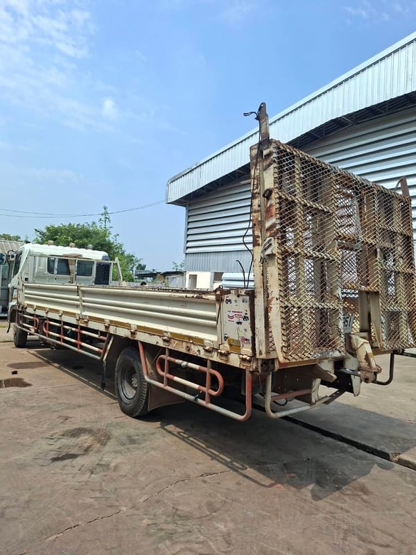 รถบรรทุก 6 ล้อช่วงยาวสะพานท้ายไฮโดรลิค