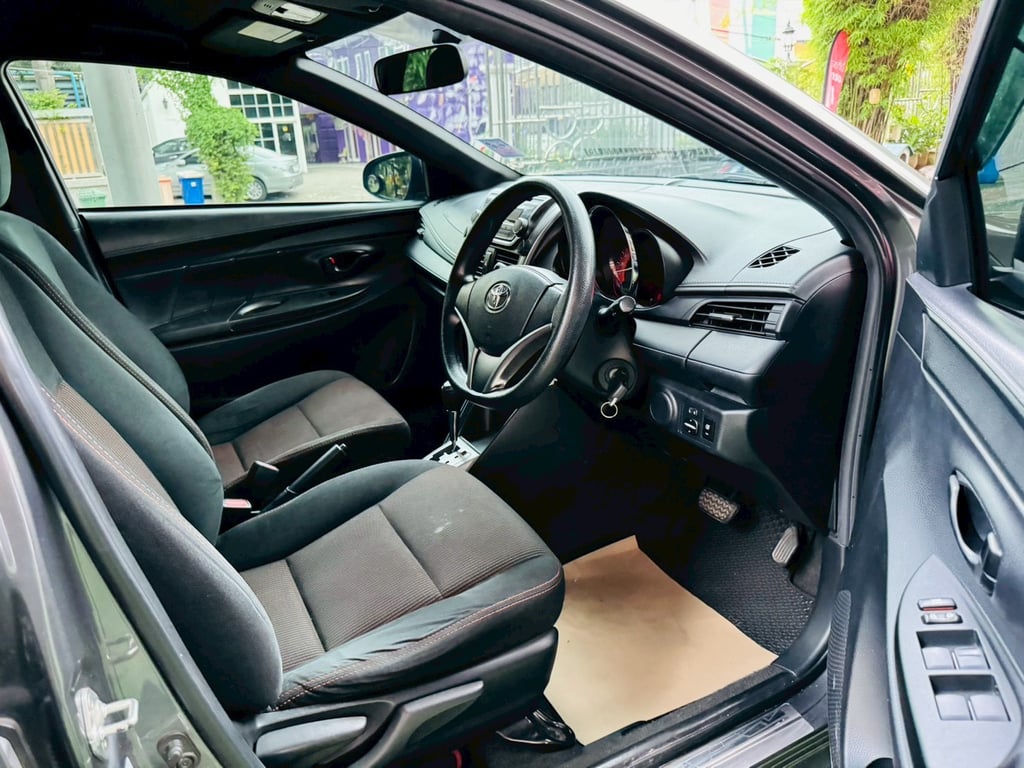 2014 Toyota YARIS 1.2  E Hatchback