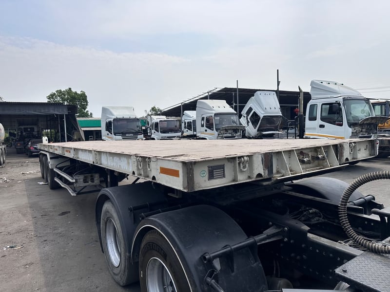 หางพื้นสามเพลา สามมิตร สิบน็อต