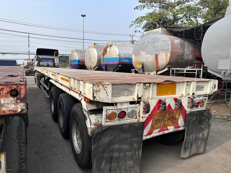 หางพื้นสามเพลา สามมิตร สิบน็อต