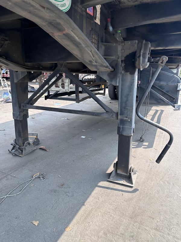 หางพื้นสามเพลา สามมิตร สิบน็อต