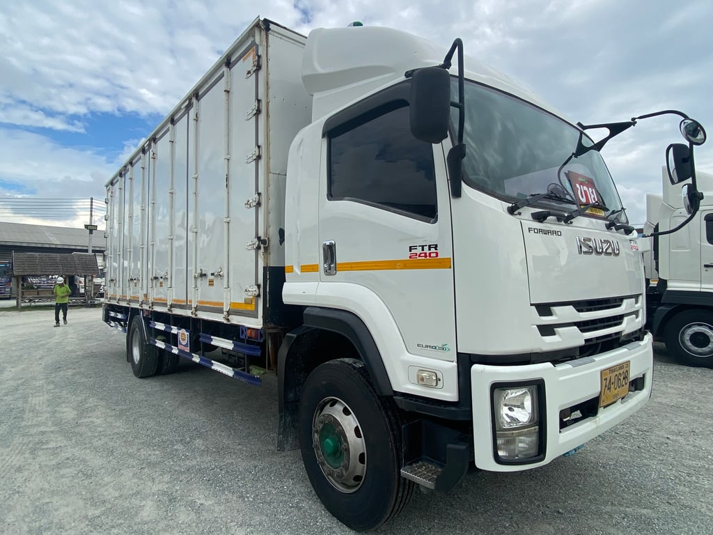 หกล้อตู้สิบบาน ISUZU FTR 240 แรง ปี 2562(0628)
