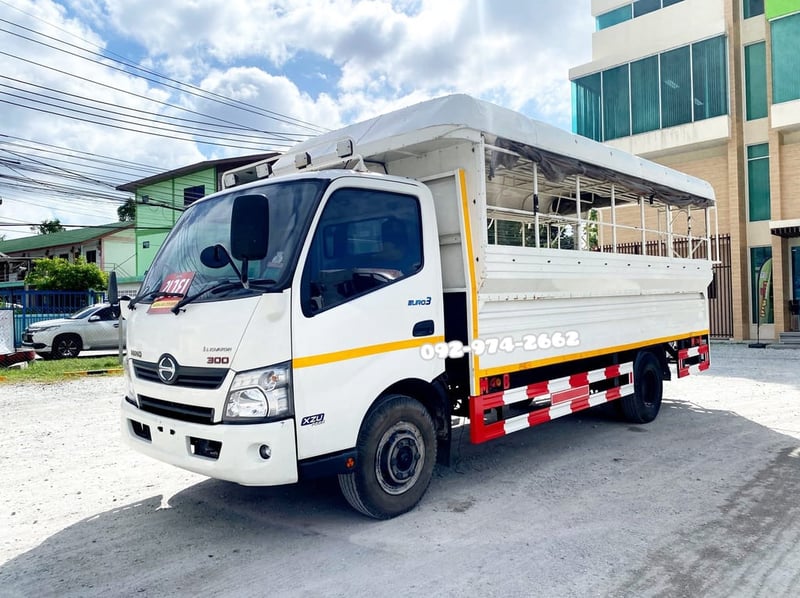 หกล้อโดยสาร HINO XZU 150  แรง ปี 2565 (3079)