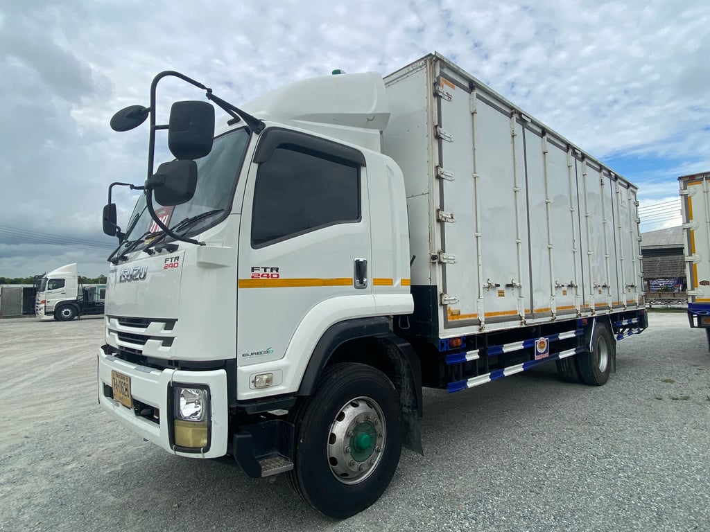 หกล้อตู้สิบบาน ISUZU FTR 240 แรง ปี 2562(0628)