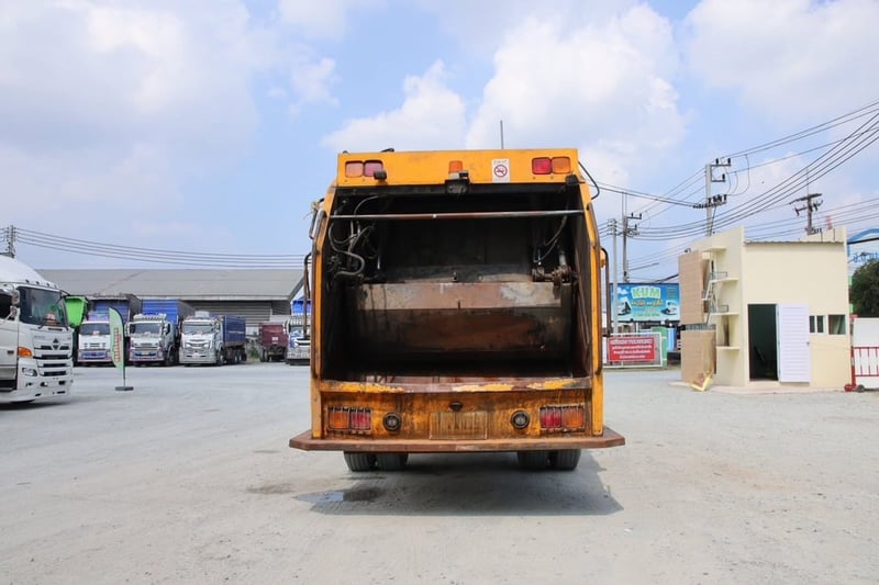 หกล้อบรรทุกขยะ HINO FG8J 240 แรง ปี 2566 (4039)