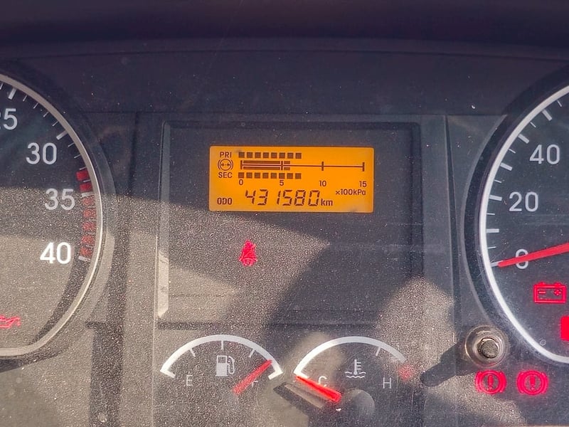 หกล้อตู้สิบบาน ISUZU FRR 210 แรง ปี 66(8215)