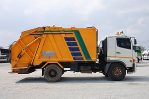 หกล้อบรรทุกขยะ HINO FG8J 240 แรง ปี 2566 (4039)