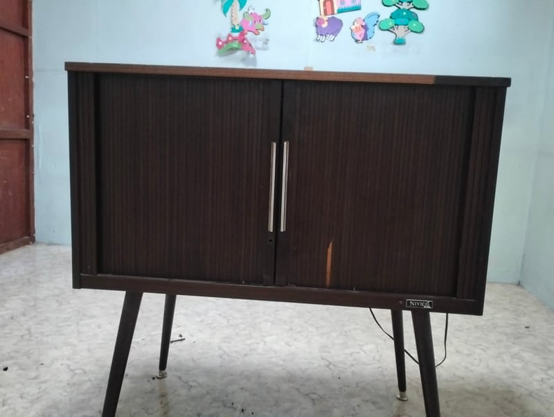 โทรทัศน์โบราณยี่ห้อ NIVICO ซึ่งเป็นแบรนด์เก่าแก่ของ Victor Company of Japan (JVC