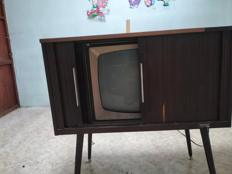 โทรทัศน์โบราณยี่ห้อ NIVICO ซึ่งเป็นแบรนด์เก่าแก่ของ Victor Company of Japan (JVC