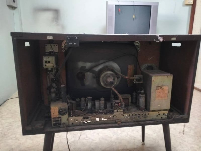 โทรทัศน์โบราณยี่ห้อ NIVICO ซึ่งเป็นแบรนด์เก่าแก่ของ Victor Company of Japan (JVC