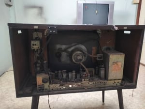 โทรทัศน์โบราณยี่ห้อ NIVICO ซึ่งเป็นแบรนด์เก่าแก่ของ Victor Company of Japan (JVC