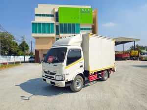 สี่ล้อตู้ HINO