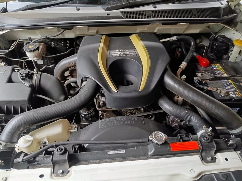 ISUZU 3.0 Z Prestige VGS Turbo Cab4 Hi Lander
