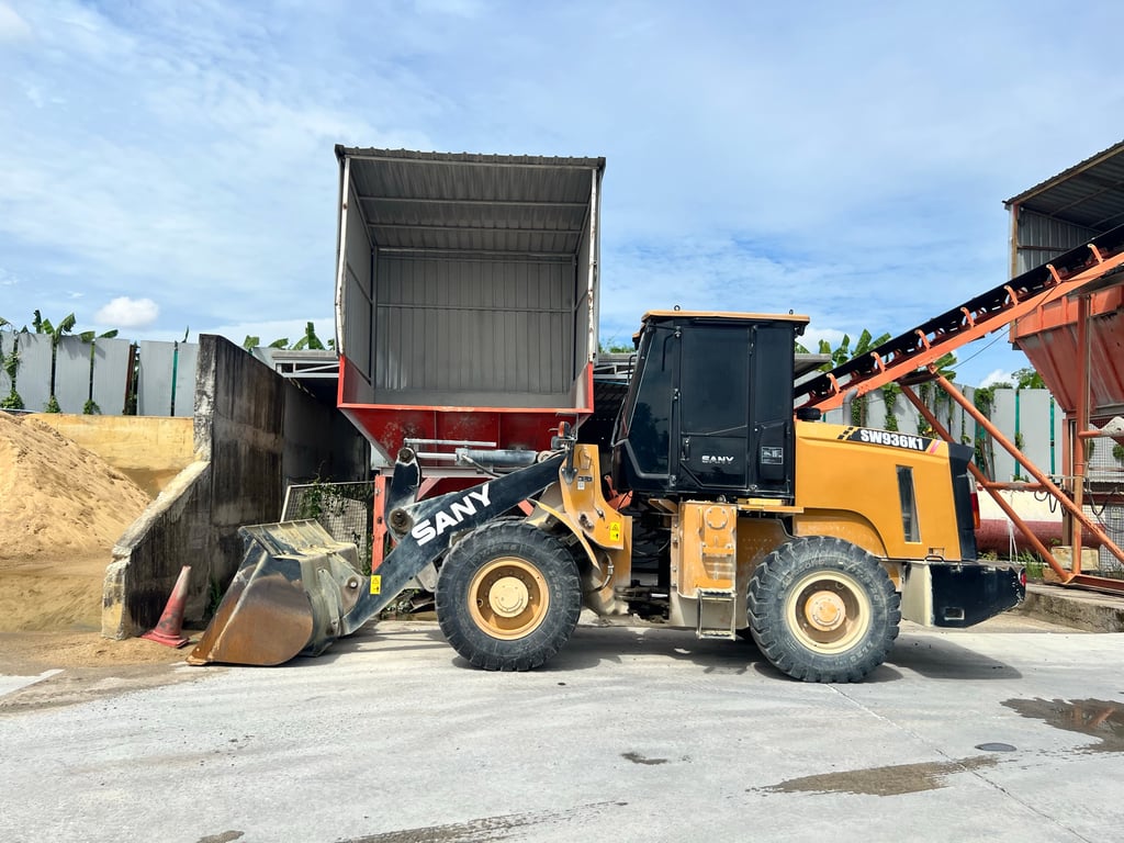 รถตักล้อยาง ยี่ห้อ SANY รุ่น SW936K1 มือสอง สภาพดี สนใจติดต่อเบอร์ 085-8127199 หรือ แอดLINE