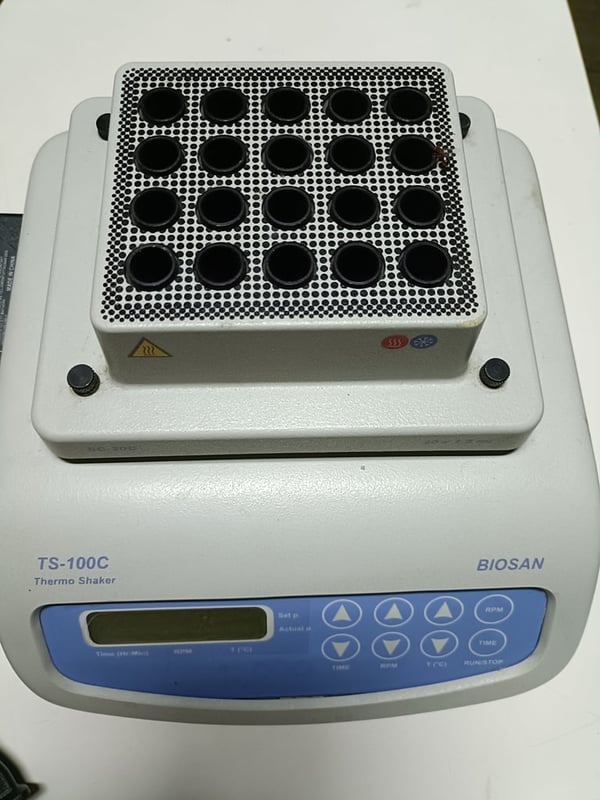 เครื่องเขย่าสารพร้อมควบคุมอุณหภูมิ ยี่ห้อ BIOSAN รุ่น TS-100C Thermo Shaker