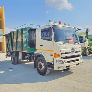 หกล้อบรรทุกขยะ HINO FG8J 240 แรง ปี 2566 (4084)
