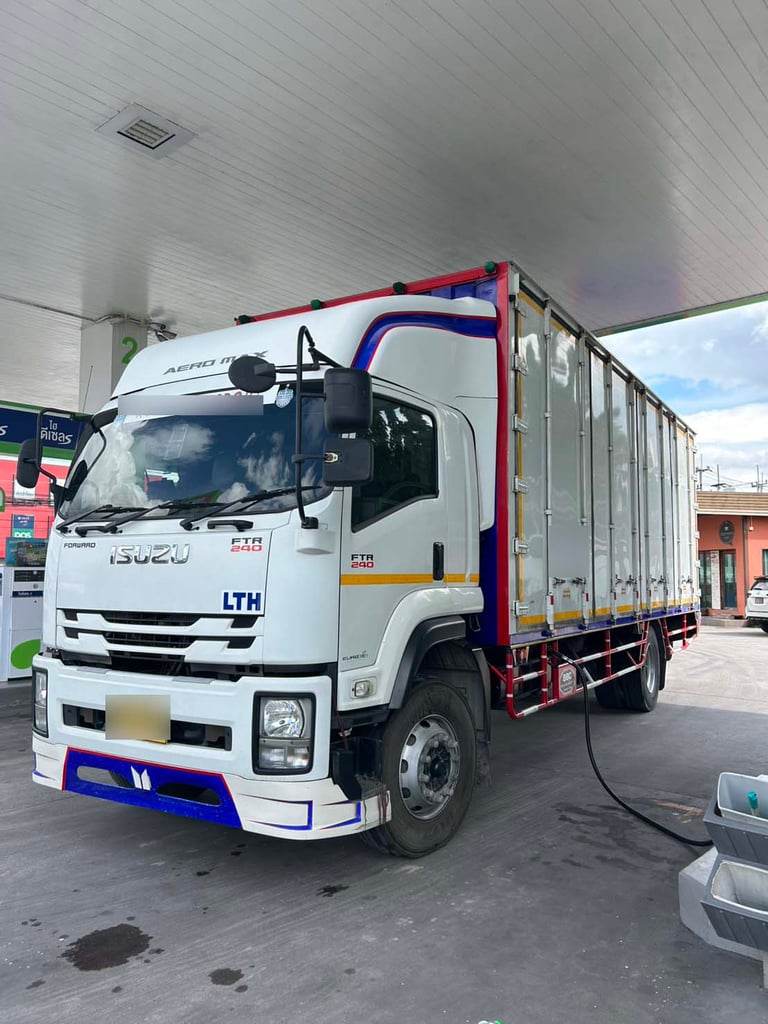 ผ่อน ลด ดอก ISUZU FTR 240 ปี 64 หกล้อตู้สิบบาน (0629) ผ่อน ลด ดอก ISUZU FTR 240 ปี 64 หกล้อตู้สิบบาน (0629)