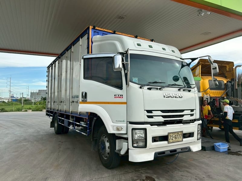 สด ลด VAT หกล้อตู้สิบบาน ISUZU FTR 240 แรงม้า ปี 62  (9777)