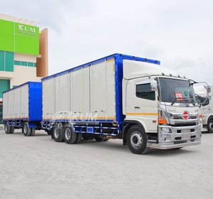 สิบล้อตู้สิบบาน HINO FL8J 260 แรง ปี 2565 + หางตู้สิบบาน สองเพลา อู่สมศักดิ์ บอดี้คาร์ ปี 2565 (7642 7643) สิบล้อตู้สิบบาน HINO FL8J 260 แรง ปี 2565 + หางตู้สิบบาน สองเพลา อู่สมศักดิ์ บอดี้คาร์ ปี 2565 (7642 7643)