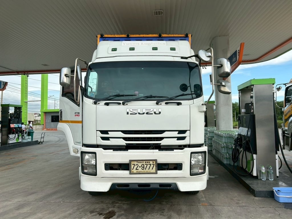 สด ลด VAT หกล้อตู้สิบบาน ISUZU FTR 240 แรงม้า ปี 62  (9777)