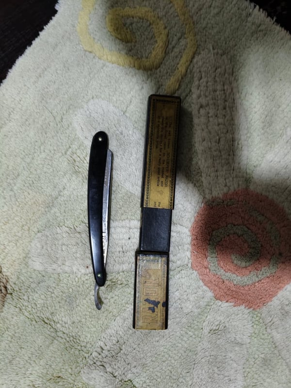 มีดสะบัดหนังงานเก่า 1,500บาท