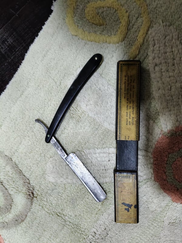 มีดสะบัดหนังงานเก่า 1,500บาท