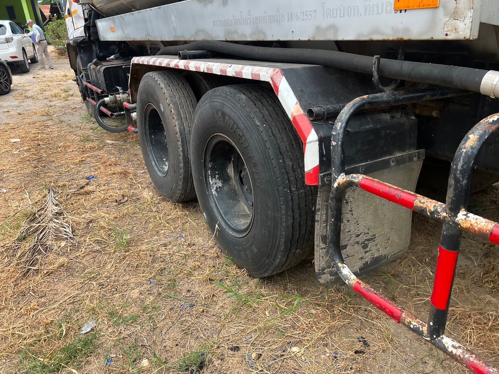 รถบรรทุกน้ำ ISUZU 10ล้อ เดก้า  เพลาเดียว 