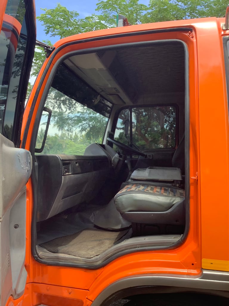 HINO 3H รถบรรทุก 6ล้อ บรรทุกน้ำ ปี37 HINO 3H รถบรรทุก 6ล้อ บรรทุกน้ำ ปี37