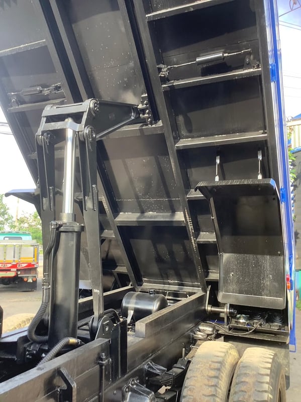 Hino 6ล้อ ดั้มพ์  210เเรง  ปี46