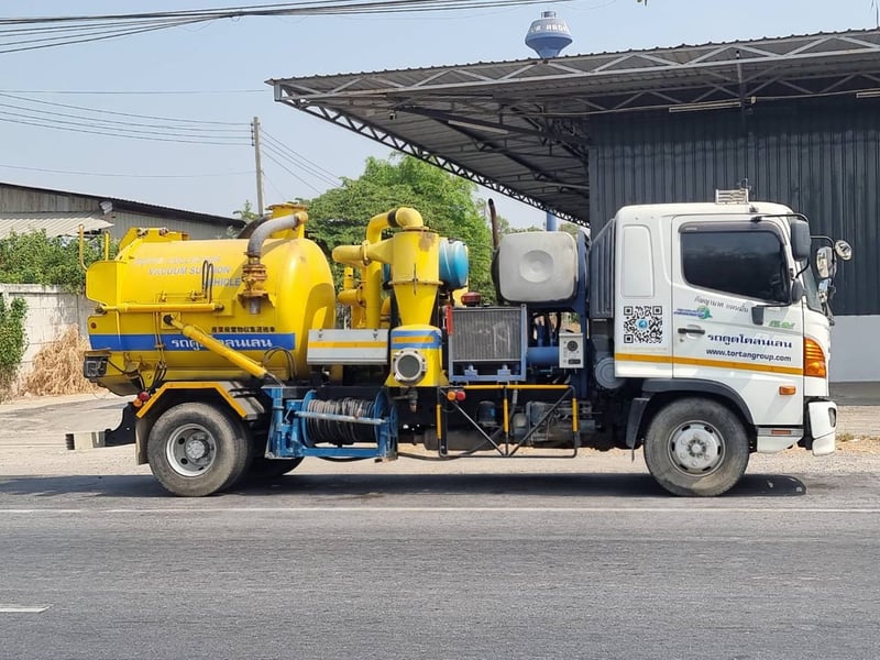 HINO MEGA 500 จดทะเบียนปี2565 เป็นรถดูดเลน รถดูดโครน ใช้งานน้อย -เครื่อง4สูบ210แรง