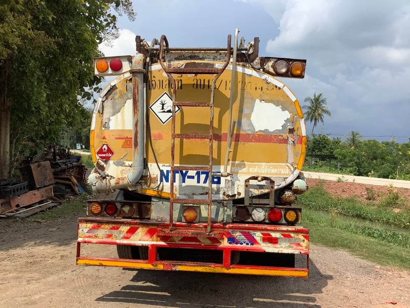 ISUZU FTR 195แรงม้า รถบรรทุก 6ล้อ บรรทุกของเหลว ปี1998