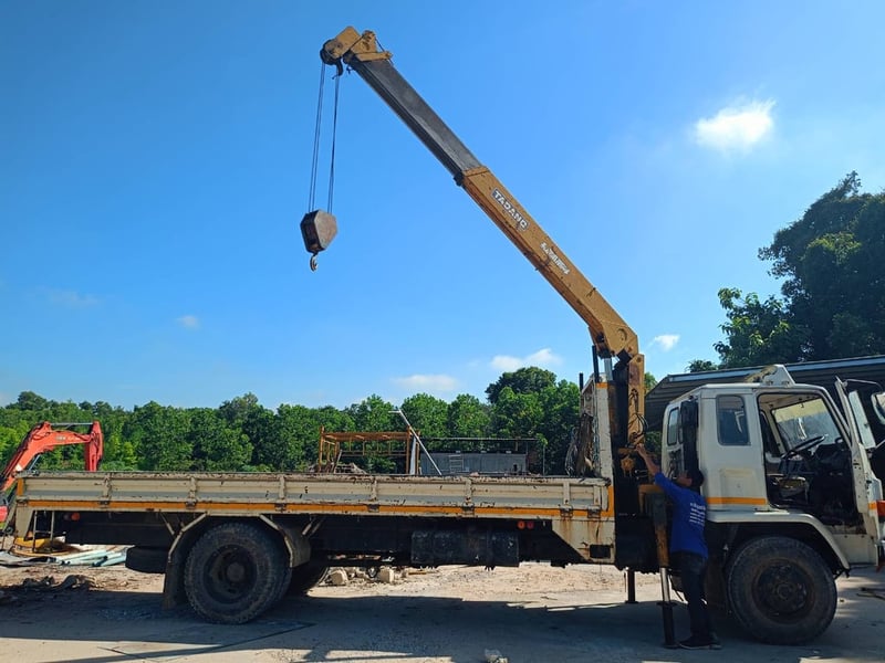 รถกระบะบรรทุก พร้อมติดตั้งเครน ยี่ห้อ ISUZU