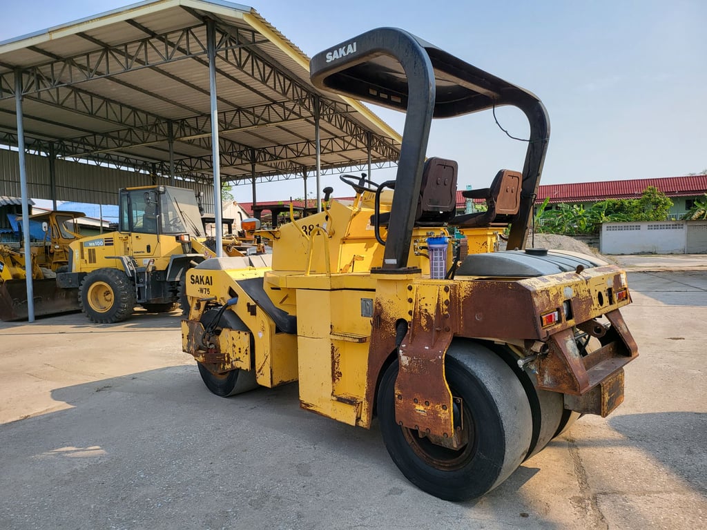 ขายรถบดล้อยางอัดสั่นสะเทือน 7 ล้อยาง ยี่ห้อ SAKAI GW750 นำเข้าจากต่างประเทศ ไม่เคยใช้งานในไทย