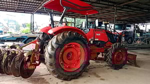 ขายรถไถKUBOTA M7040DTปี56มีใบดันหน้าผลาน7CMTเอกสารเล่มทะเบียน พร้อมใช้ ราคา370,000฿ต่อรองโทร0867379991อ๊อฟ พิจิตร 