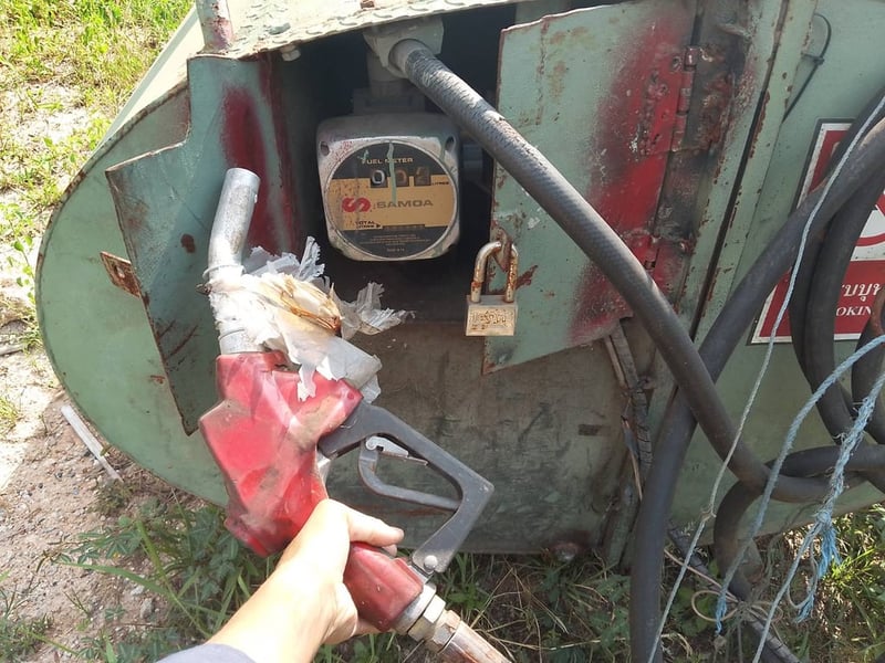 ขายถังจ่ายน้ำมันขนาด1,000กว่าลิตรใช้แบตเตอรี่12โวลท์ ใส่รถกระบะได้มี2ชุด ชุดละ27,000฿ โทร0867379991อ๊อฟ พิจิตร 