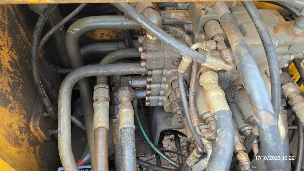 ขายVOLVO EC210BLC PRIME เอกสารเล่มทะเบียน ราคา480,000฿โทร0867379991อ๊อฟ พิจิตร 