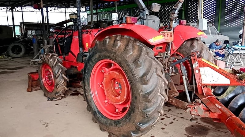 ขายรถไถKUBOTA M7040DTปี56มีใบดันหน้าผลาน7CMTเอกสารเล่มทะเบียน พร้อมใช้ ราคา370,000฿ต่อรองโทร0867379991อ๊อฟ พิจิตร 