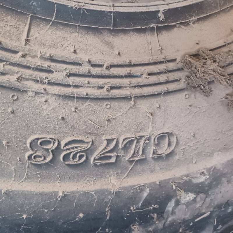 ขายยางรถตัก23.5-25มี4ชุด มียางในแล้วผ้าพันคอให้ครบชุดราคา95,000฿โทร0867379991อ๊อฟ พิตร