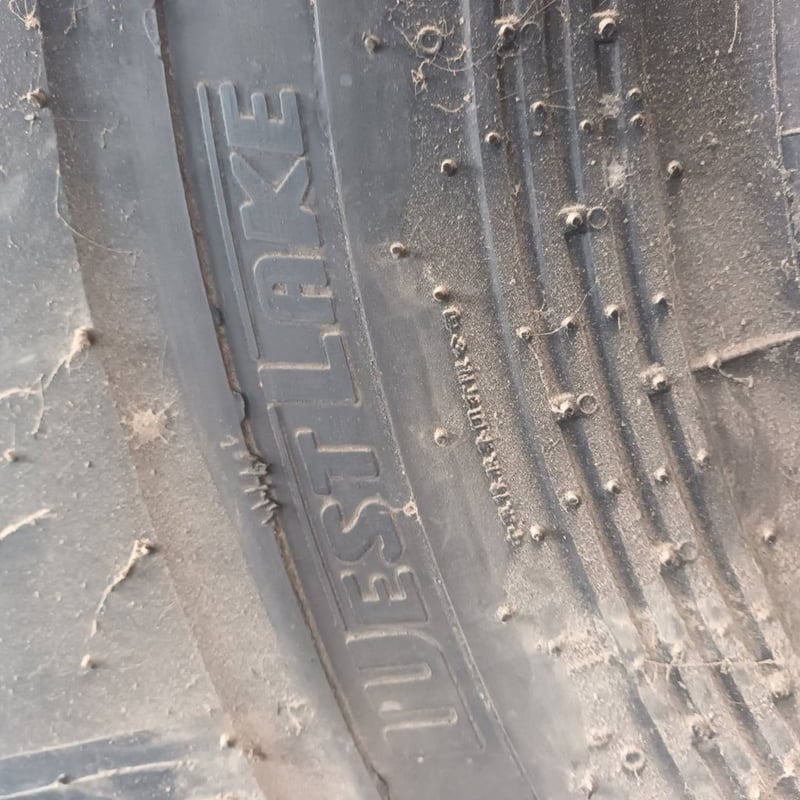 ขายยางรถตัก23.5-25มี4ชุด มียางในแล้วผ้าพันคอให้ครบชุดราคา95,000฿โทร0867379991อ๊อฟ พิตร