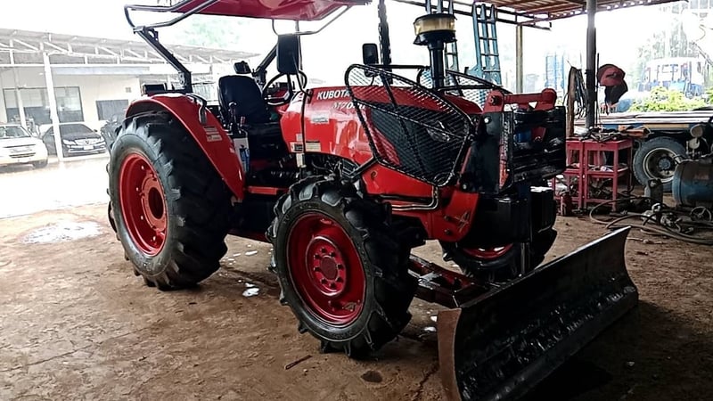 ขายรถไถKUBOTA M7040DTปี56มีใบดันหน้าผลาน7CMTเอกสารเล่มทะเบียน พร้อมใช้ ราคา370,000฿ต่อรองโทร0867379991อ๊อฟ พิจิตร 