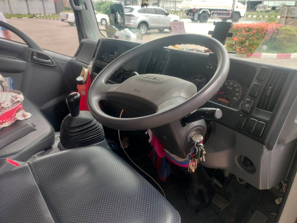 ISUZU NMR 130แรงม้า รถบรรทุก 6ล้อ ตู้แห้ง ปี2020 ISUZU NMR 130แรงม้า รถบรรทุก 6ล้อ ตู้แห้ง ปี2020