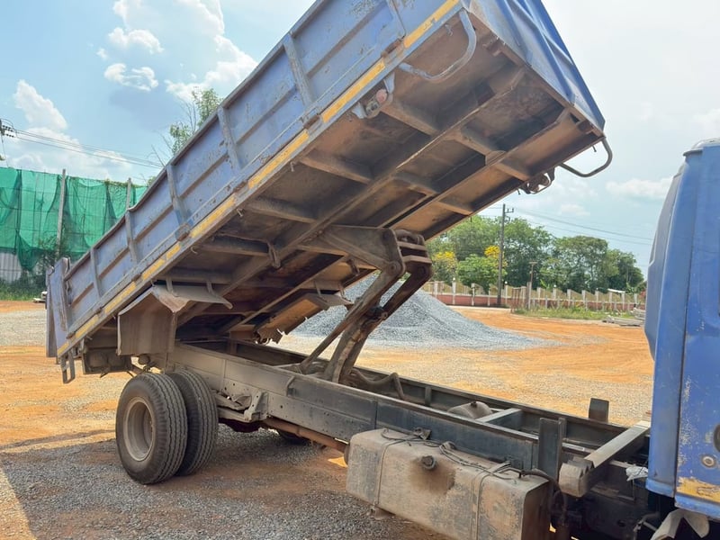 ISUZU NPR 120แรงม้า รถบรรทุก 6ล้อ ดั้มพ์