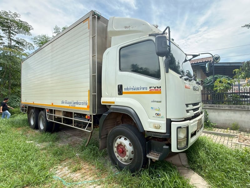 ISUZU FVM 240แรงม้า รถบรรทุก 10ล้อ ตู้เย็น ปี2019