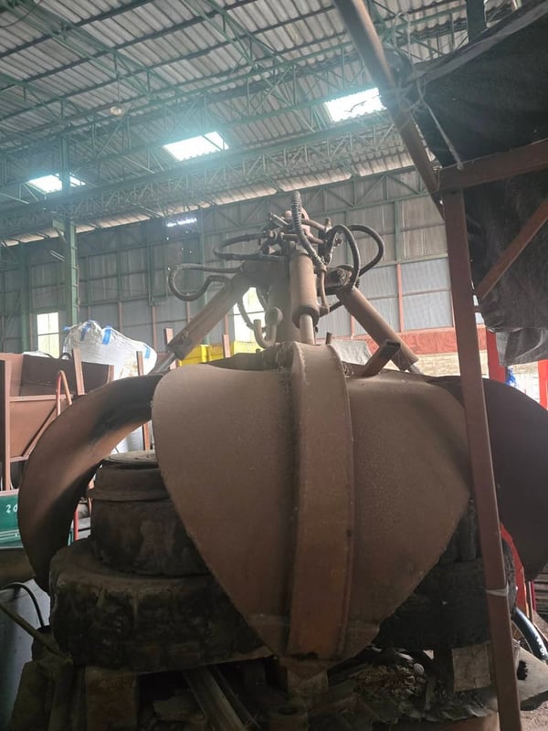 ดอกบัวคีบเหล็ก 4กลีบ -มือขยุ้มเหล็ก -ปากคีบเหล็ก ทำงานเร็ว สำหรับรถแมคโคร และเครนพับ มือ2 ใช้งานน้อย แกนสวย