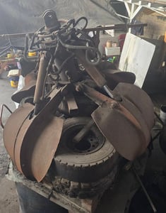 ดอกบัวคีบเหล็ก 4กลีบ -มือขยุ้มเหล็ก -ปากคีบเหล็ก ทำงานเร็ว สำหรับรถแมคโคร และเครนพับ มือ2 ใช้งานน้อย แกนสวย